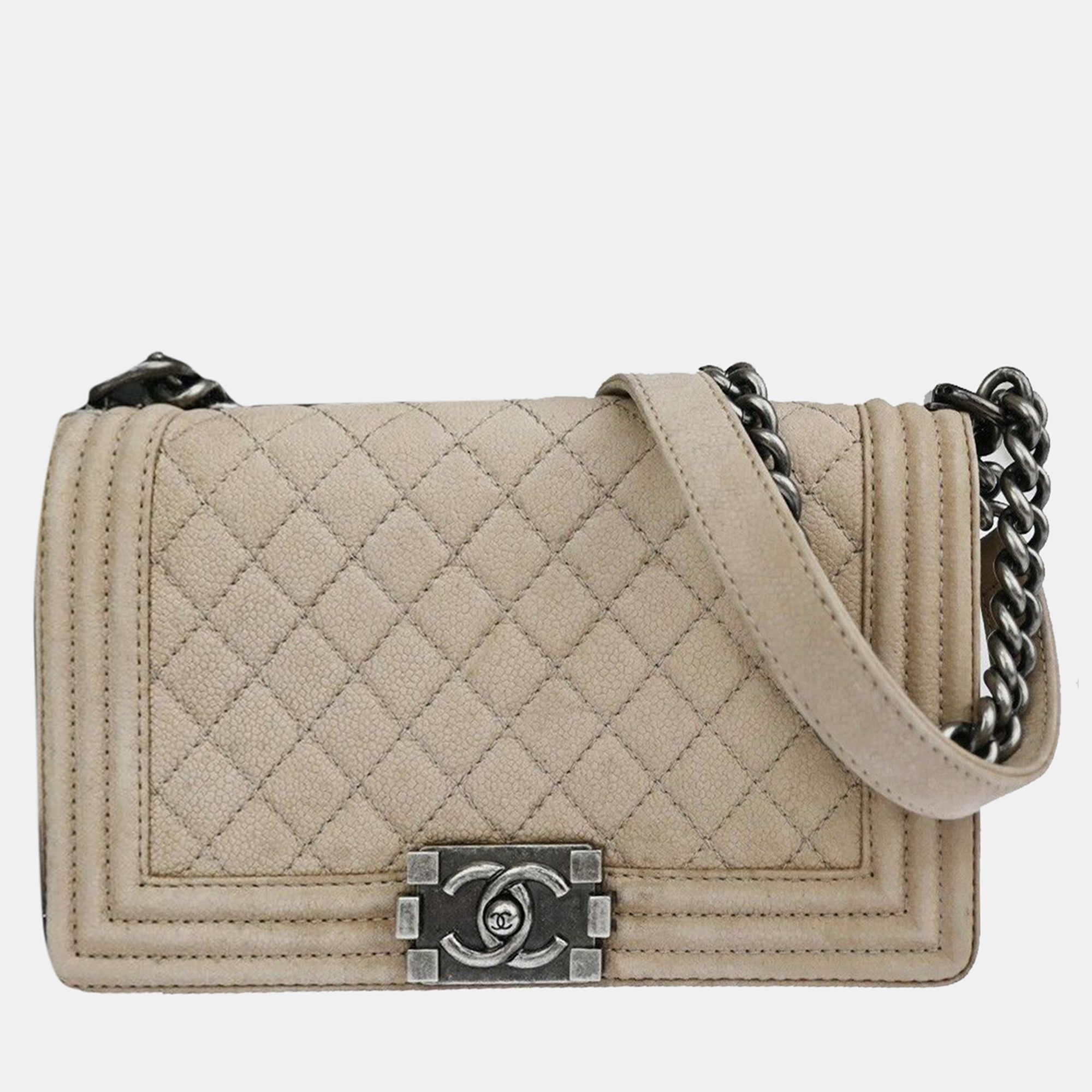 Carry this lovely Chanel shoulder bag as a stylish accompaniment to your ensemble. Made from high quality materials it has a luxe look and durable quality.