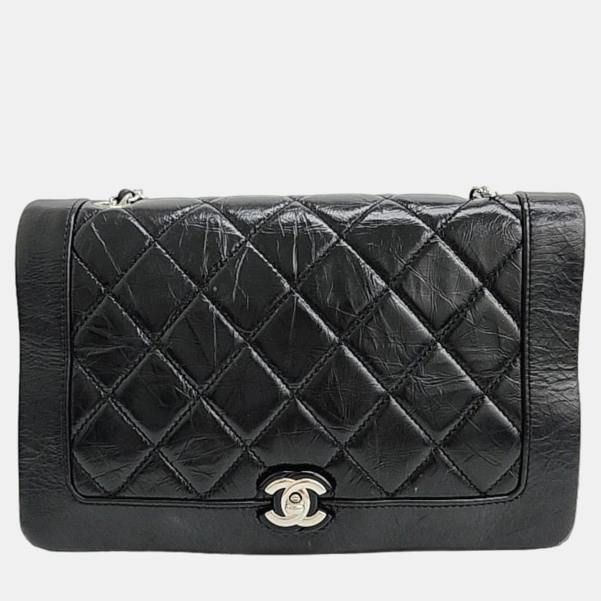 Indulge in timeless elegance with this Chanel bag meticulously crafted to perfection. Its exquisite details and luxurious materials make it a statement piece for any sophisticated ensemble.
