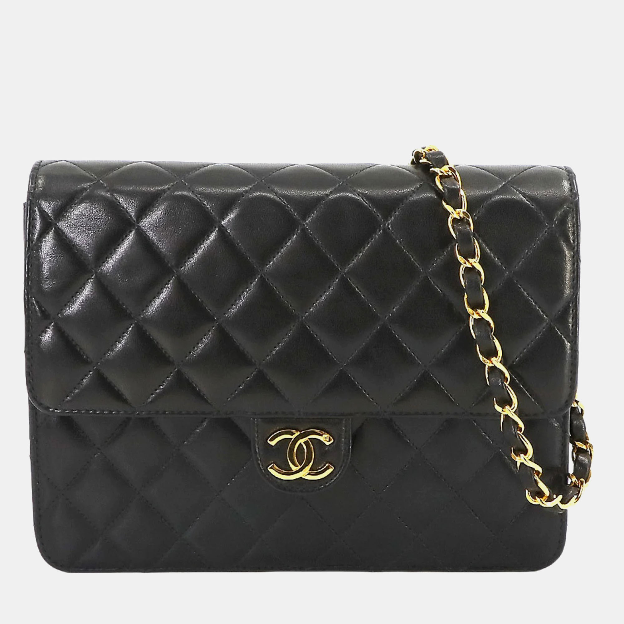 This elegant Chanel shoulder bag is perfect to enhance your everyday style. It is carefully sewn and finished to be a wonderful investment in your closet.
