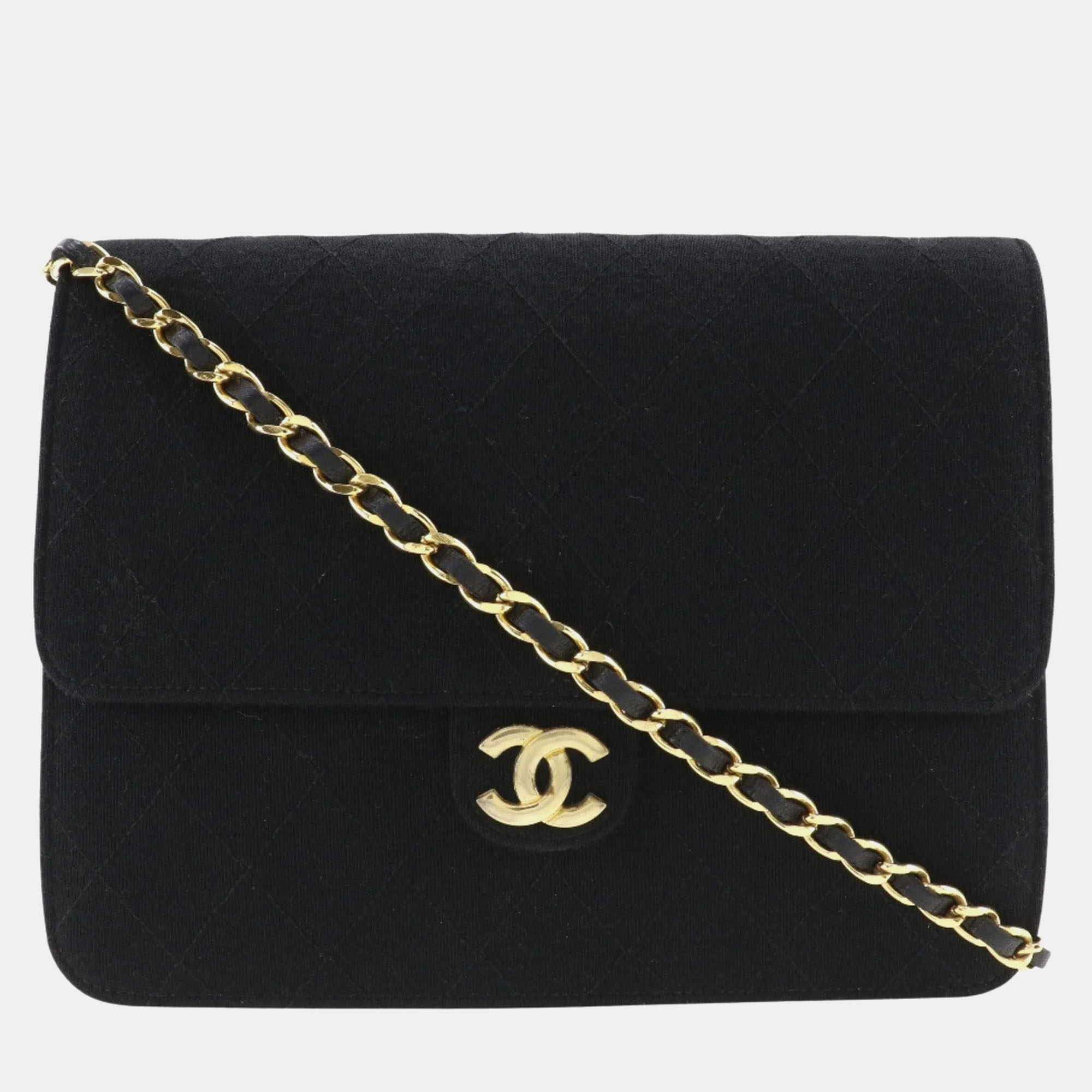 This elegant Chanel shoulder bag is perfect to enhance your everyday style. It is carefully sewn and finished to be a wonderful investment in your closet.