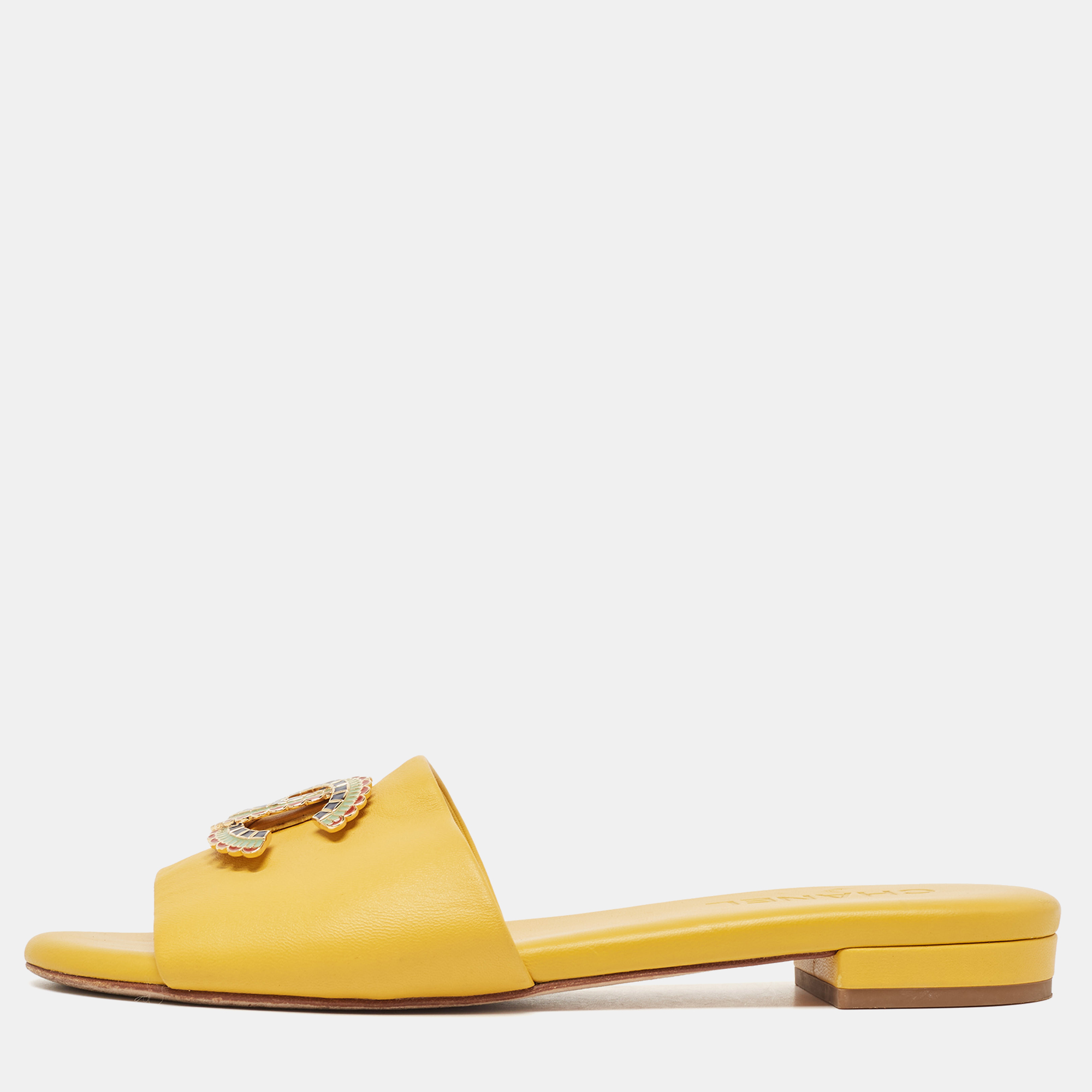 

Chanel Yellow Leather Interlocking CC Logo Flat Slides Size