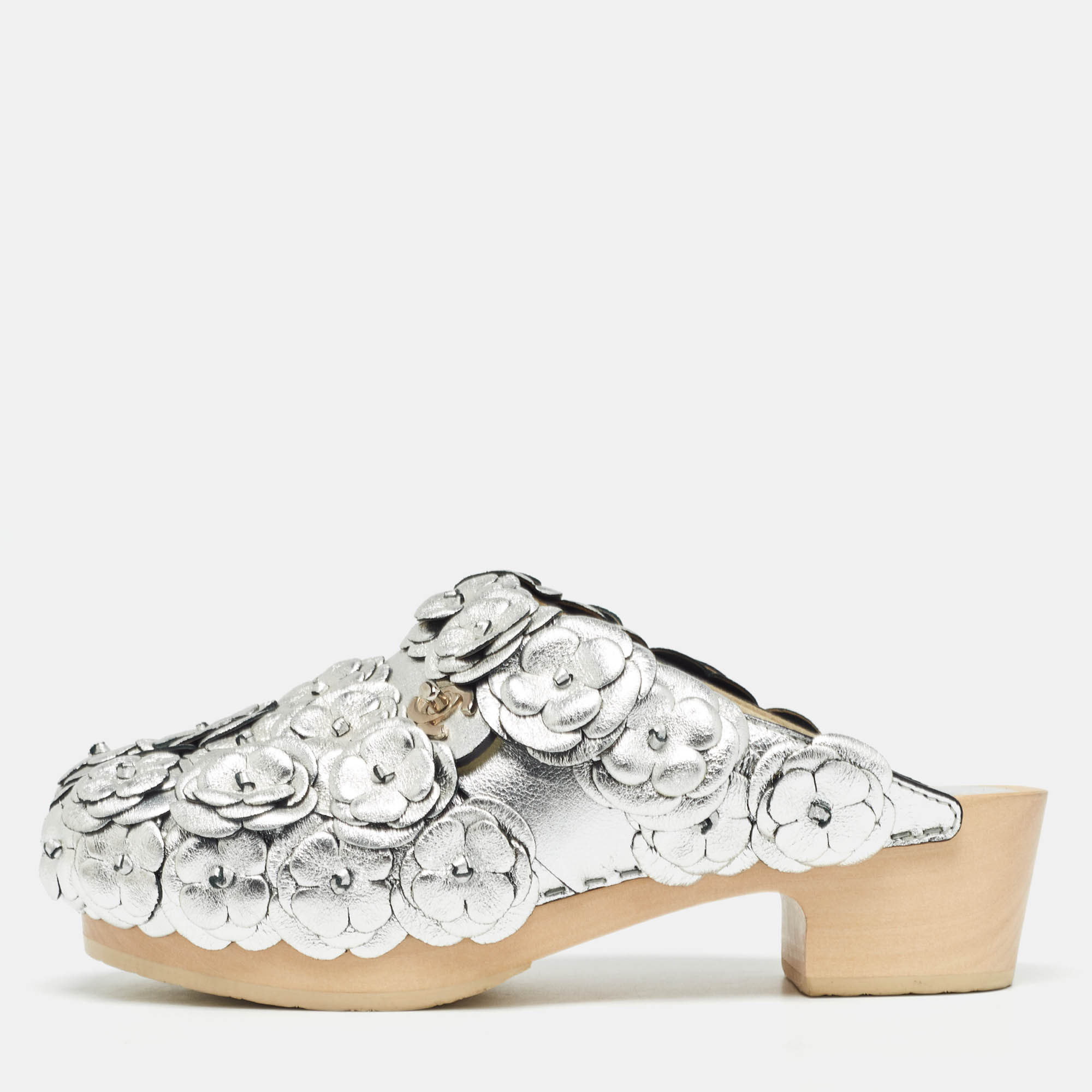 

Chanel Metallic Silver Leather CC Turnlock Camellia Wood Platform Clogs Size