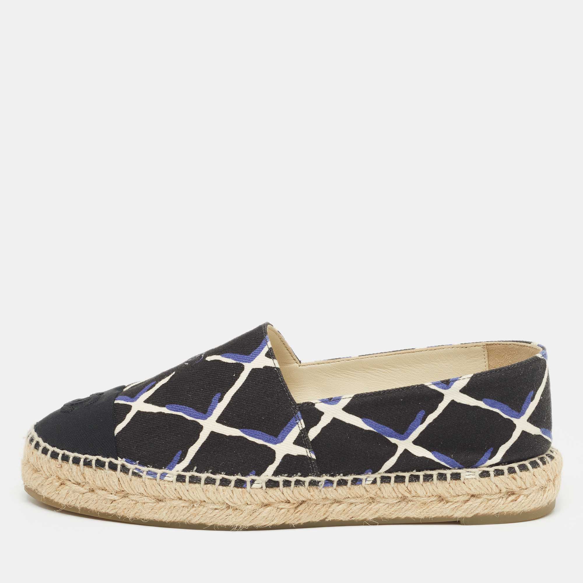 Constructed using printed canvas these Chanel espadrille flats feature a durable design laden with comfort. The classy exterior is detailed with the CC logo and laid on espadrille midsoles.