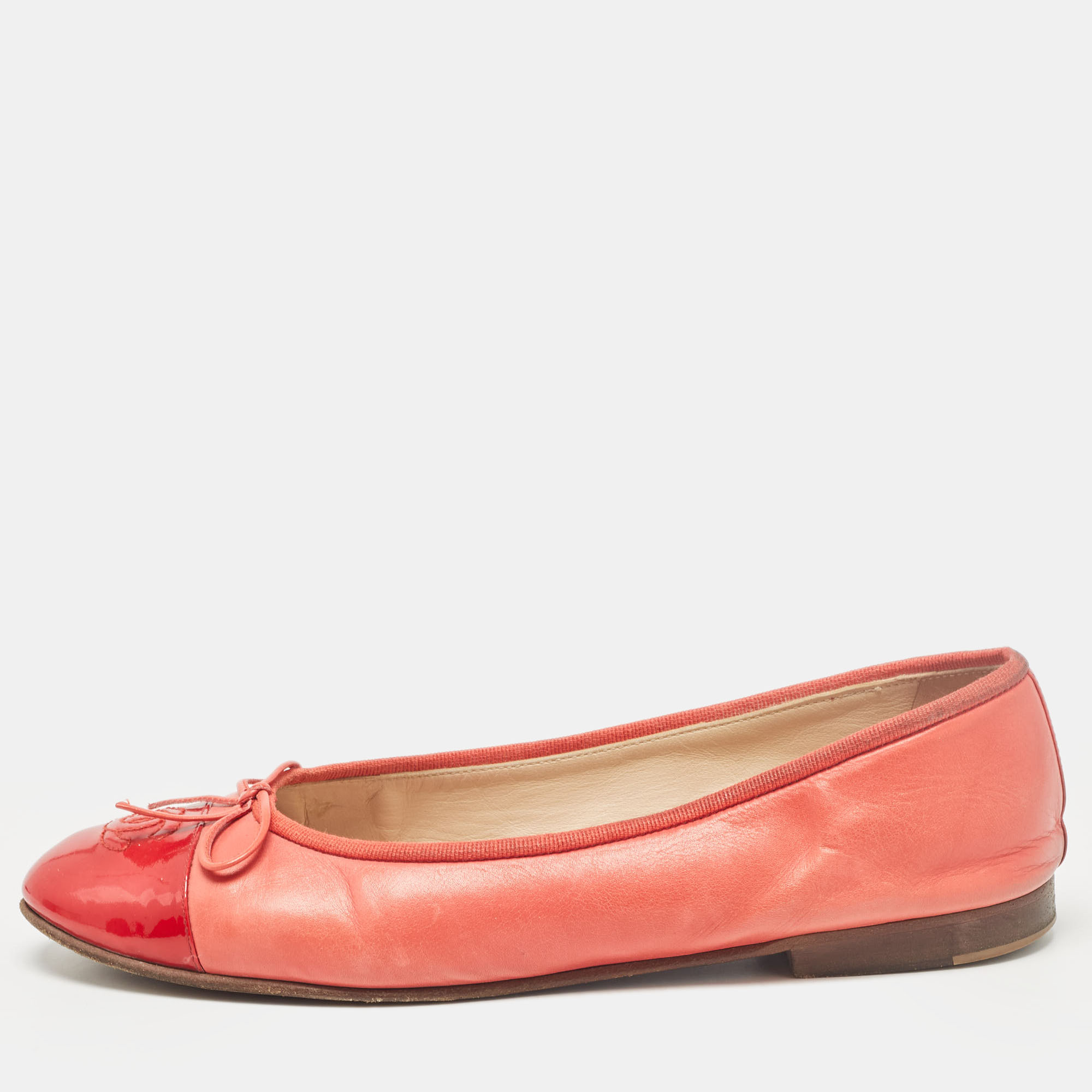 Pre-owned Chanel Red Leather And Patent Cc Cap Toe Ballet Flats Size 39