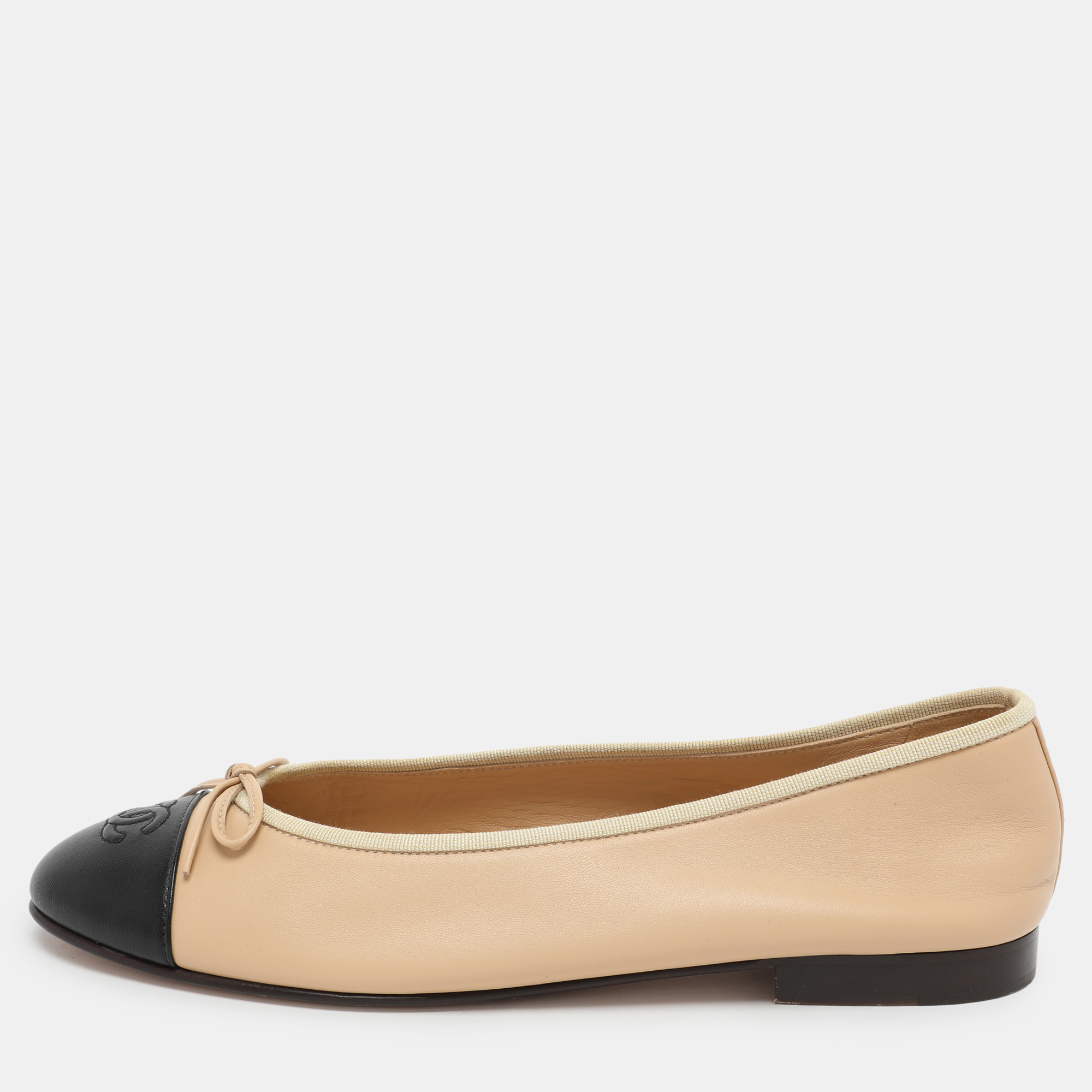 

Chanel Beige/Black Leather CC Cap Toe Ballet Flats Size