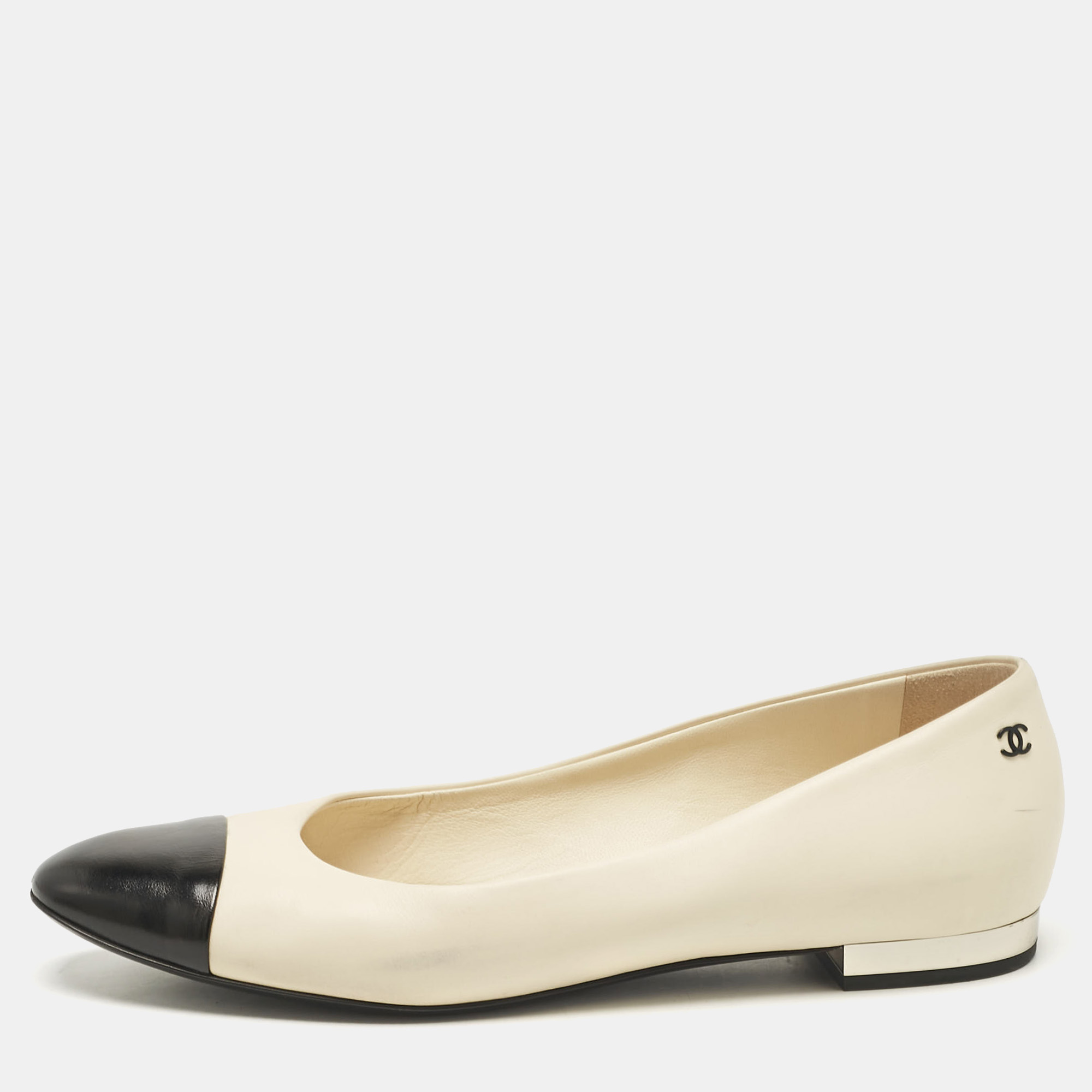 

Chanel Off White/Black Leather CC Ballet Flats Size