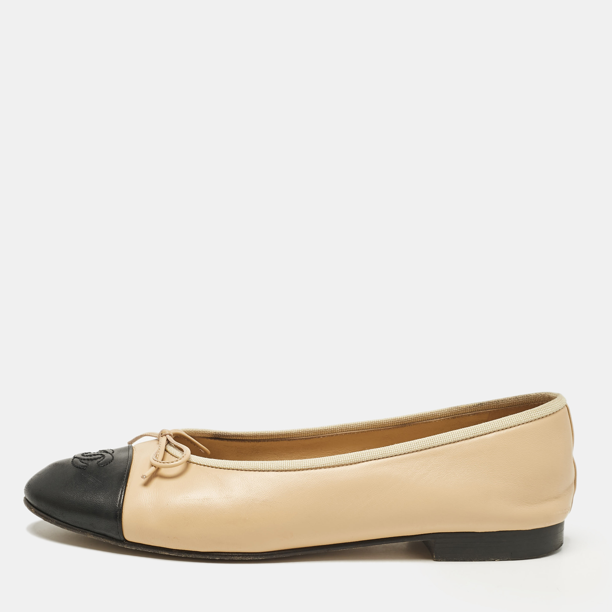 

Chanel Beige/Black Leather CC Cap Toe Bow Ballet Flats Size