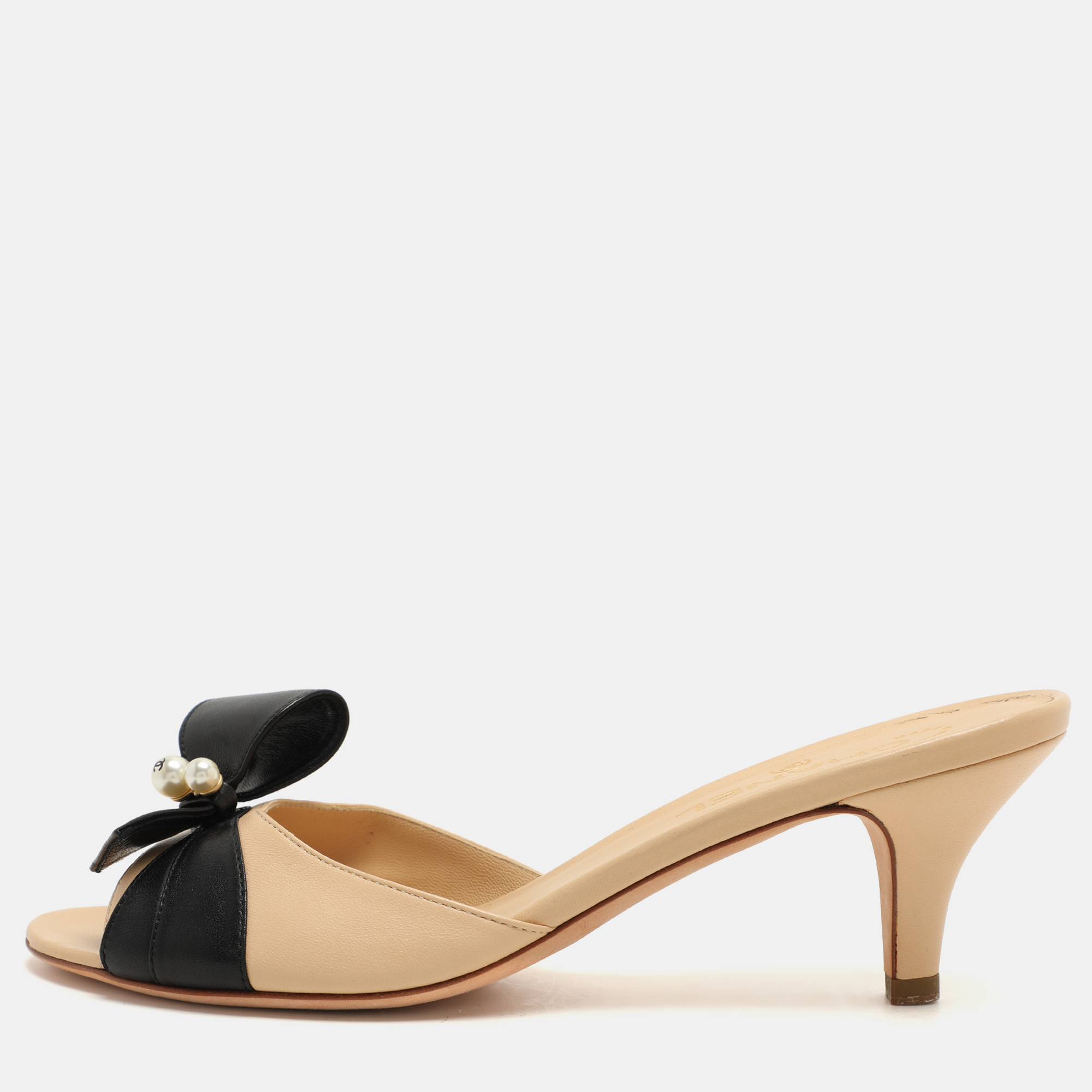 

Chanel Beige Leather Bow Slide Sandals Size