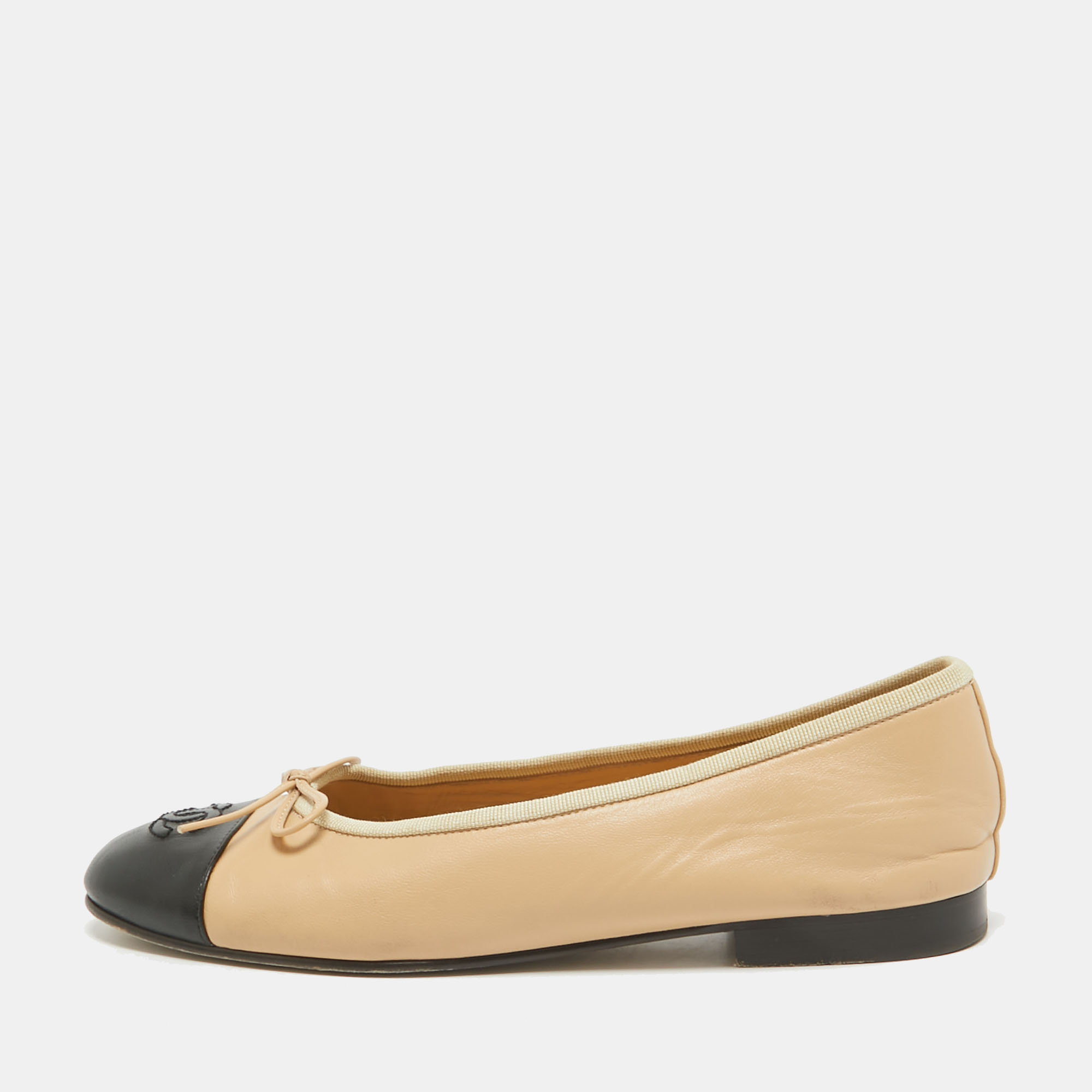 

Chanel Beige/Black Leather CC Bow Cap Toe Ballet Flats Size