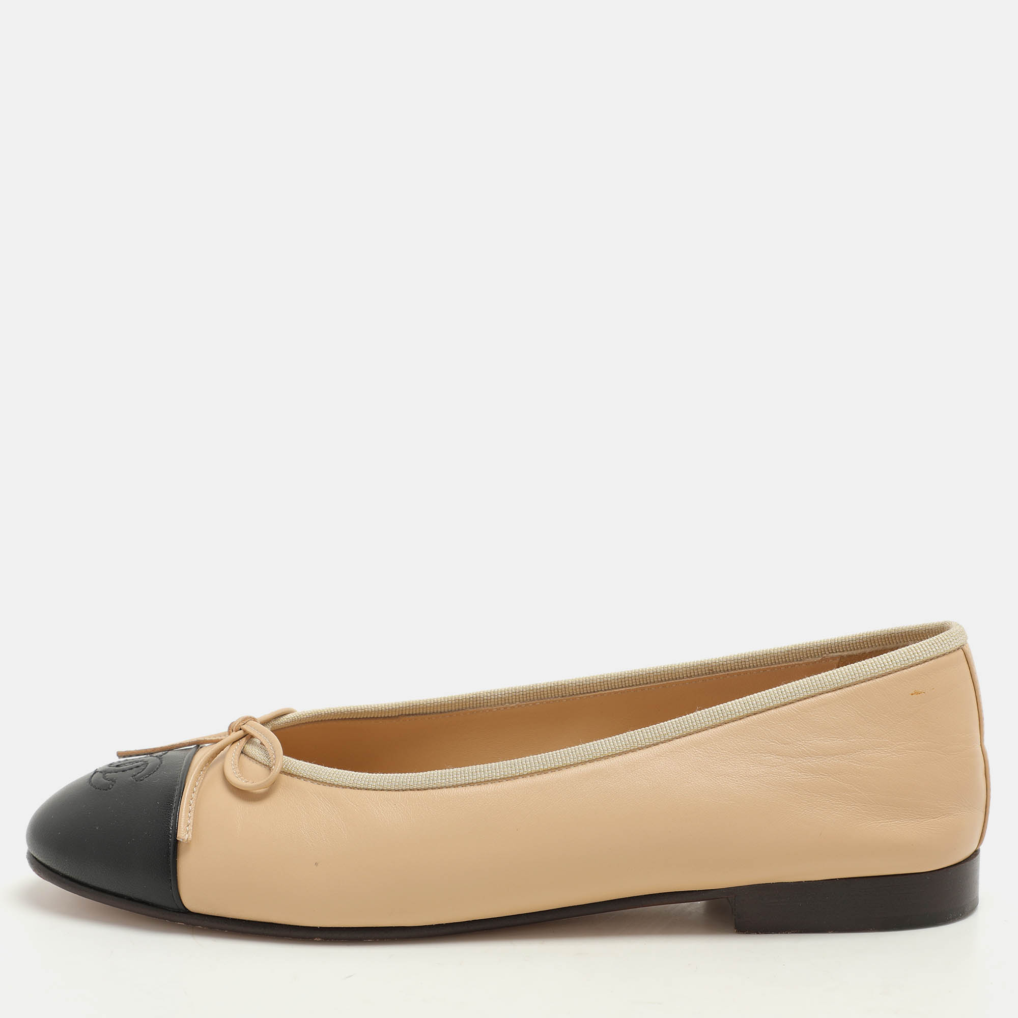 

Chanel Beige/Black Leather CC Bow Ballet Flats Size