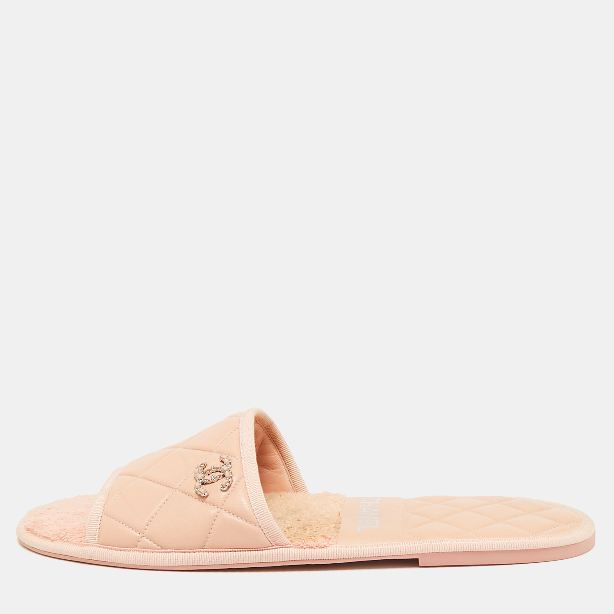 

Chanel Peach Pink Leather Interlocking CC Logo Slides Size