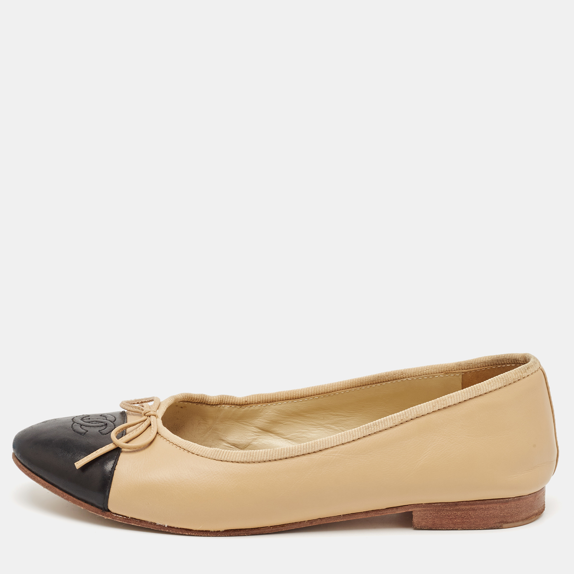 

Chanel Beige/Black Leather CC Cap Toe Bow Ballet Flats Size