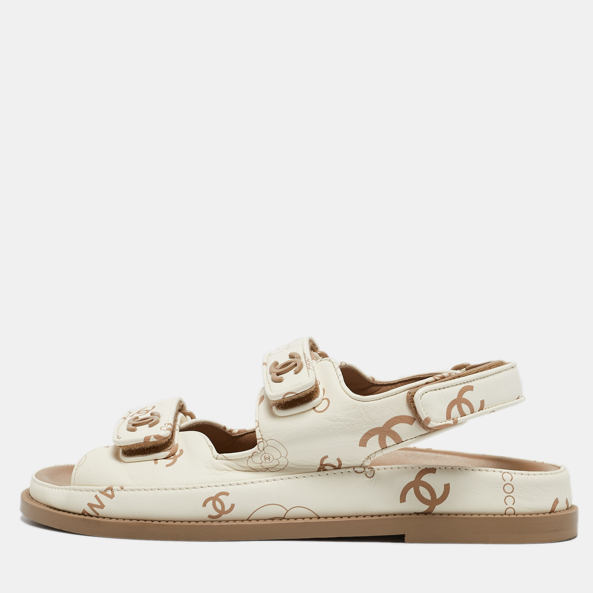 

Chanel White/Beige Leather CC Logo Dad Flat Sandals Size