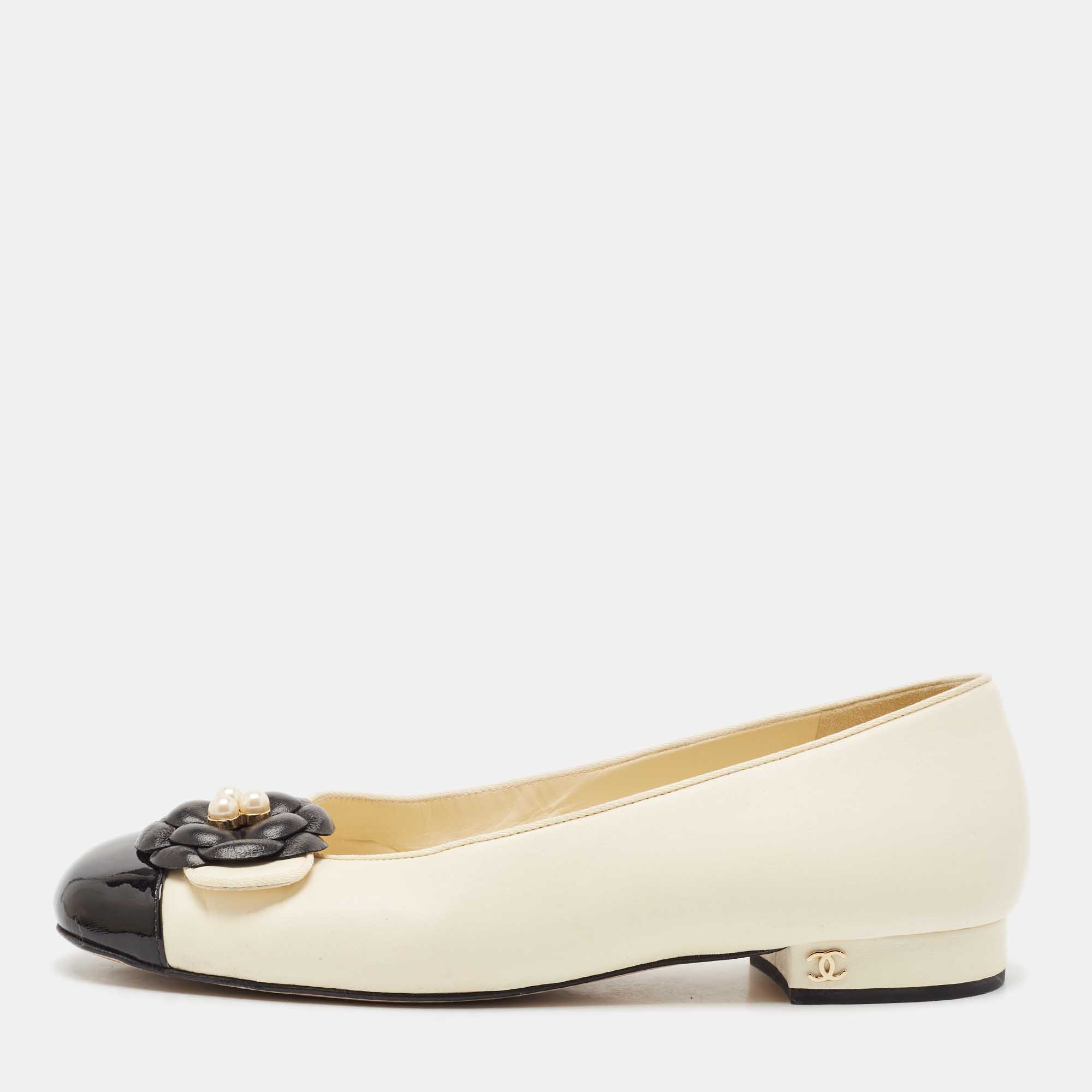 

Chanel Beige/Black Leather Faux Pearl Camelia Ballet Flats Size