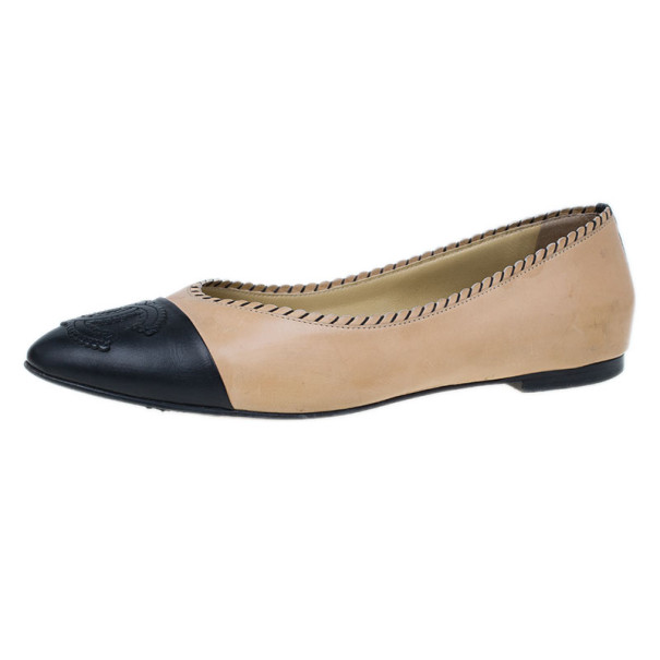 مملوكة مسبقًا Chanel Peach and Black Cap Toe CC Ballet Flats Size 40.5