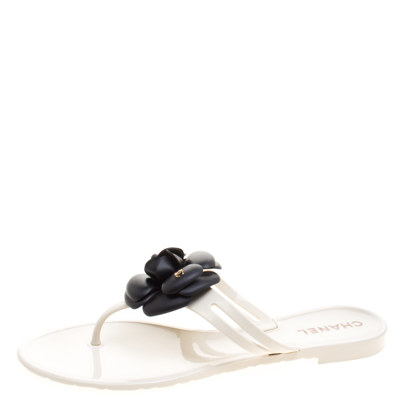 مملوكة مسبقًا Chanel White And Black Jelly Camellia Thong Sandals Size 39