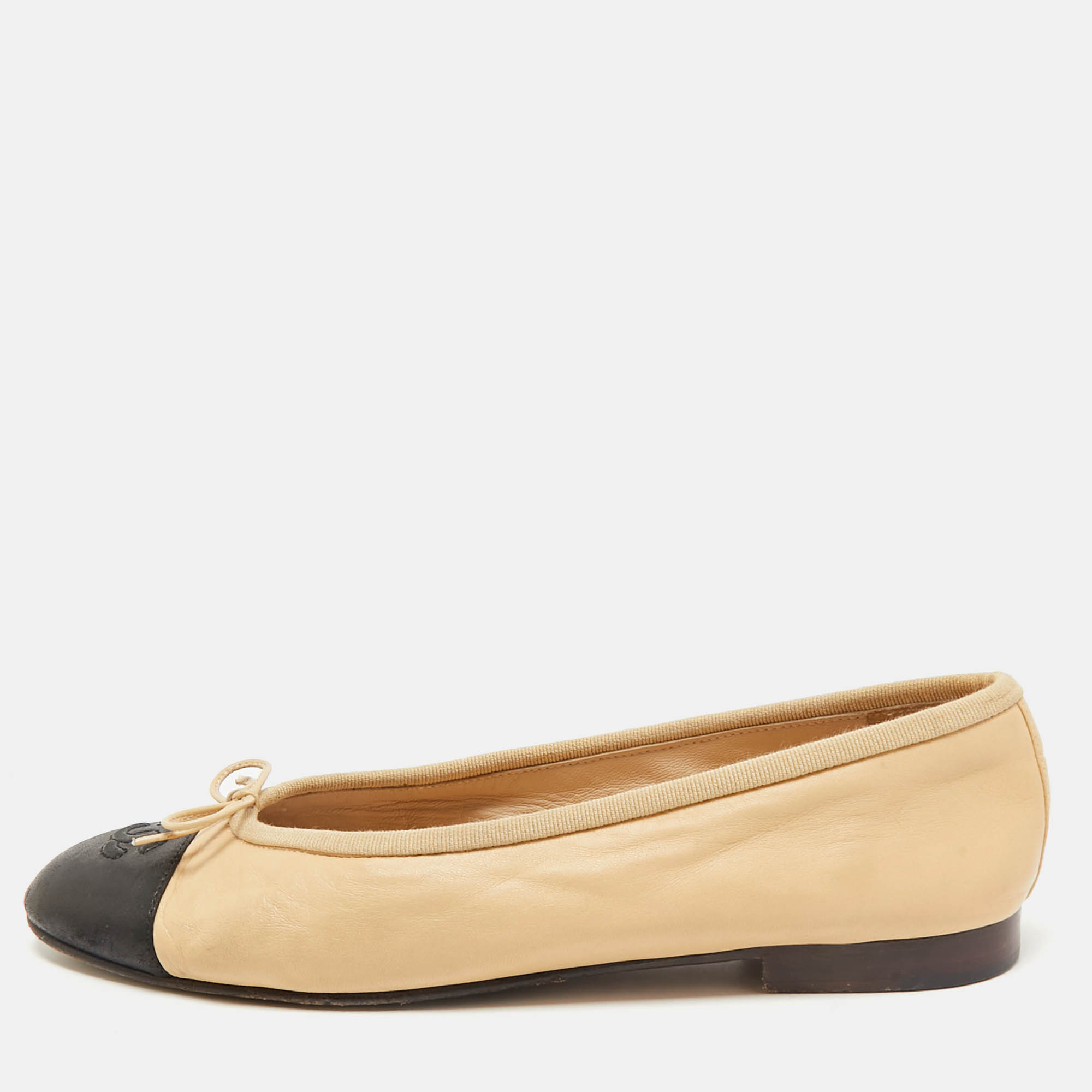 

Chanel Beige/Black Leather CC Cap Toe Bow Ballet Flats Size