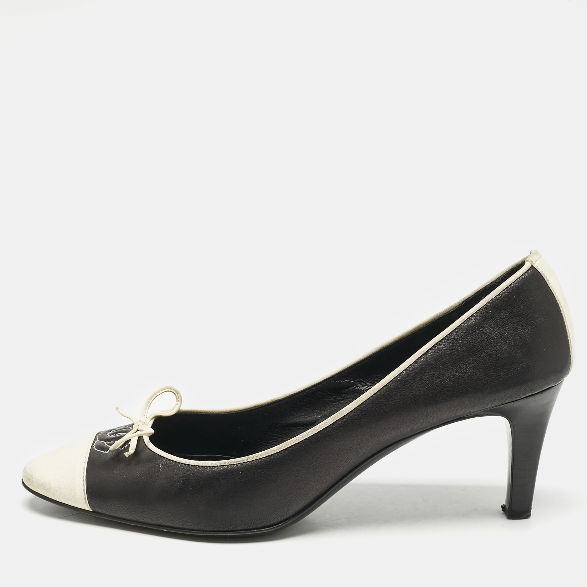 

Chanel Black/White Leather Bow CC Cap Toe Pumps Size