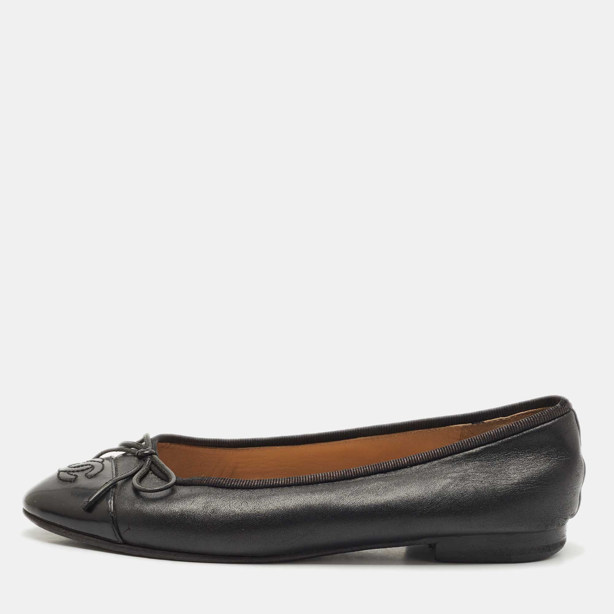 Pre-owned Chanel Black Leather And Patent Cap Toe Cc Bow Ballet Flats Size 35