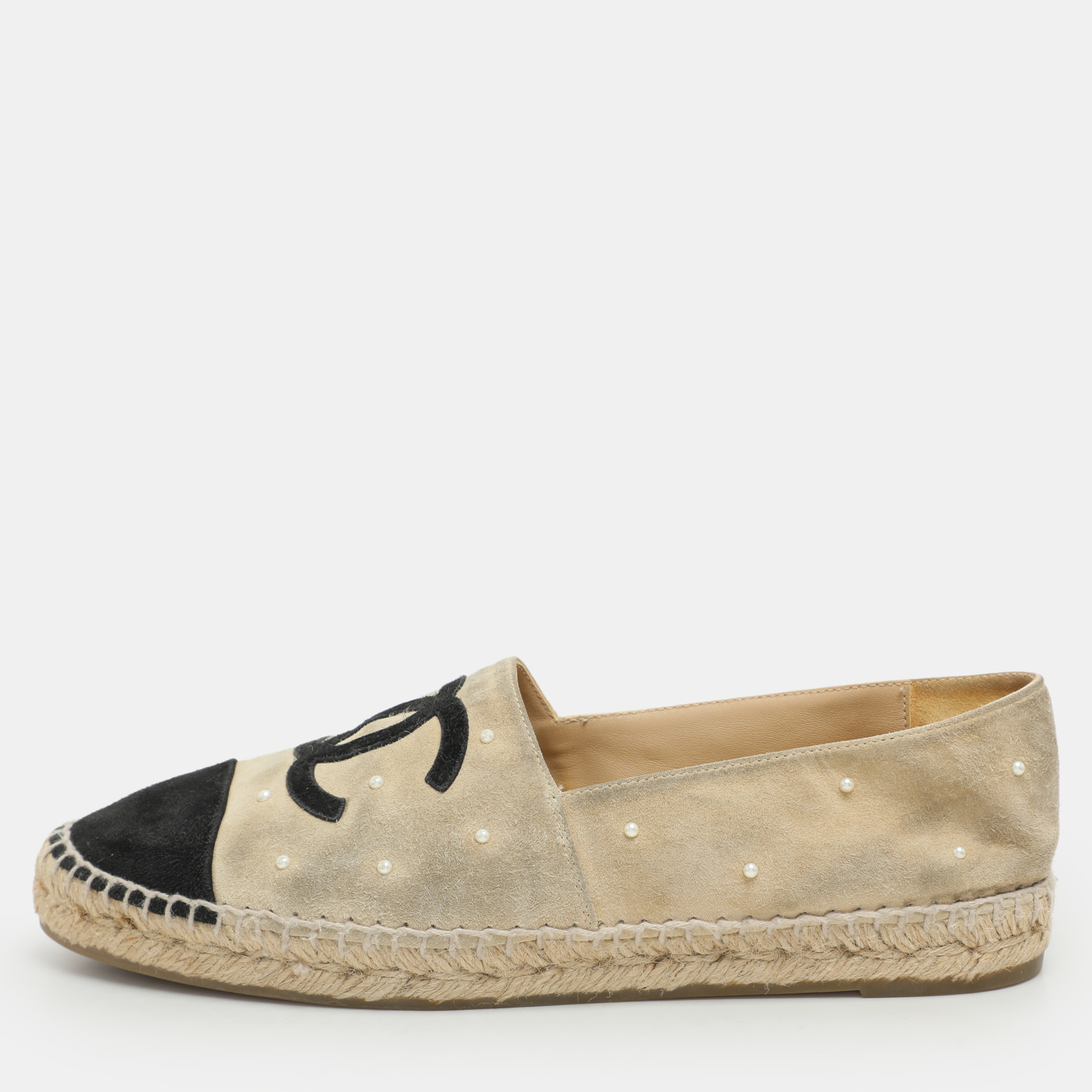Pre-owned Chanel Beige/black Suede Cc Cap Toe Embellished Espadrille Flats Size 41 In Sand