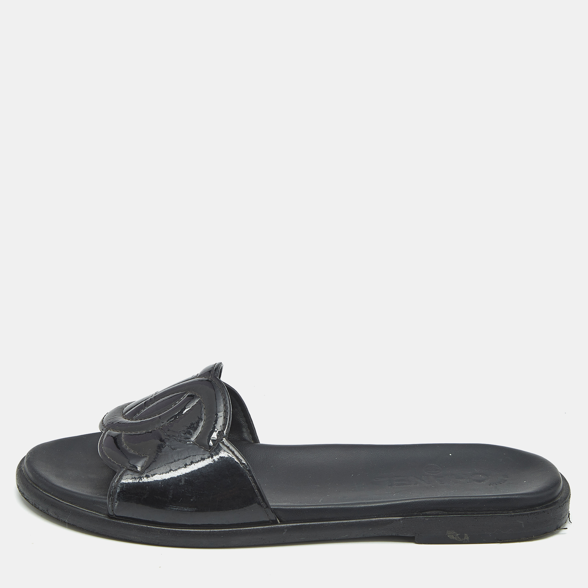 Pre-owned Chanel Black Patent Leather Cc Flat Slides Size 40