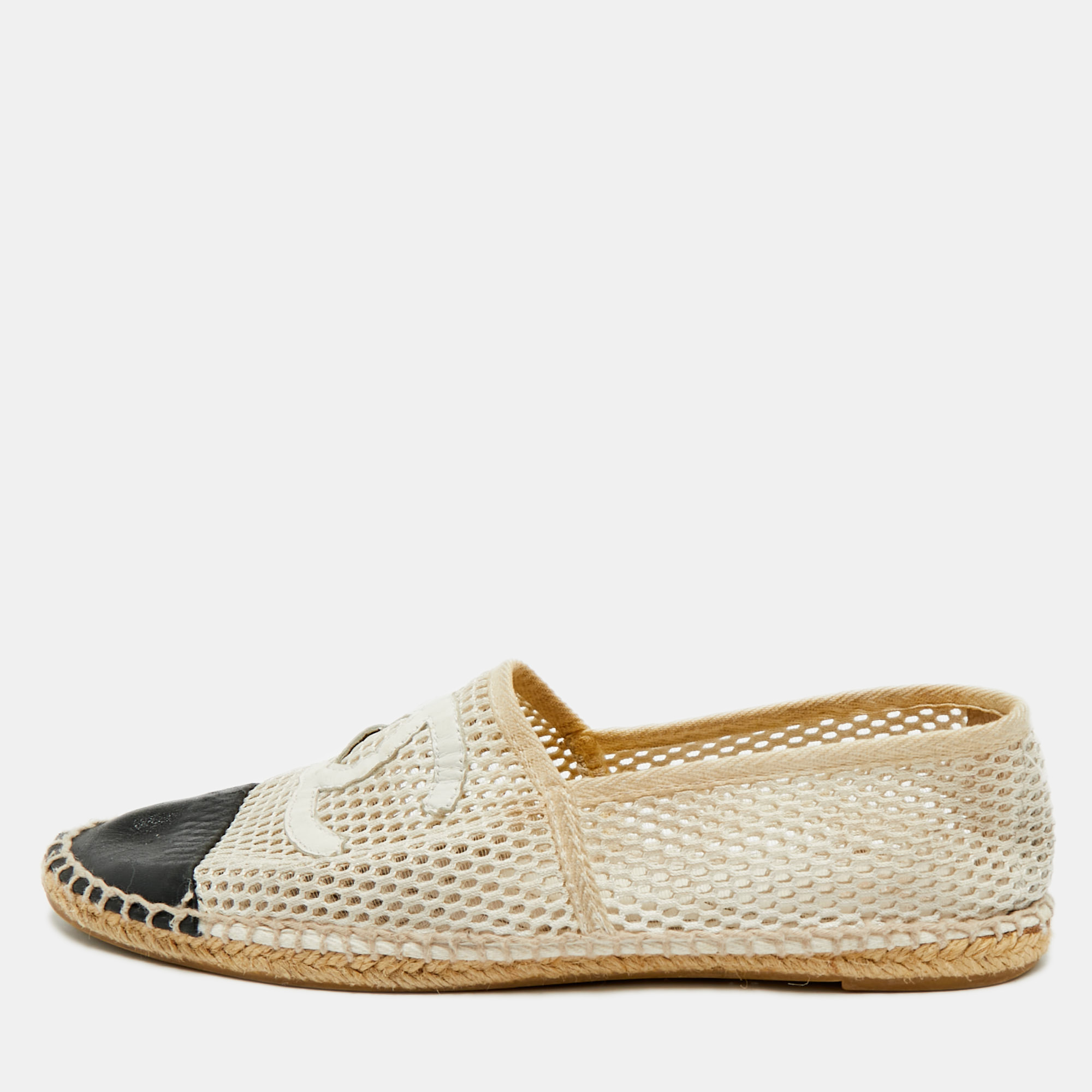 Pre-owned Chanel Two Tone Leather And Mesh Cc Espadrilles Flats Size 41 In White