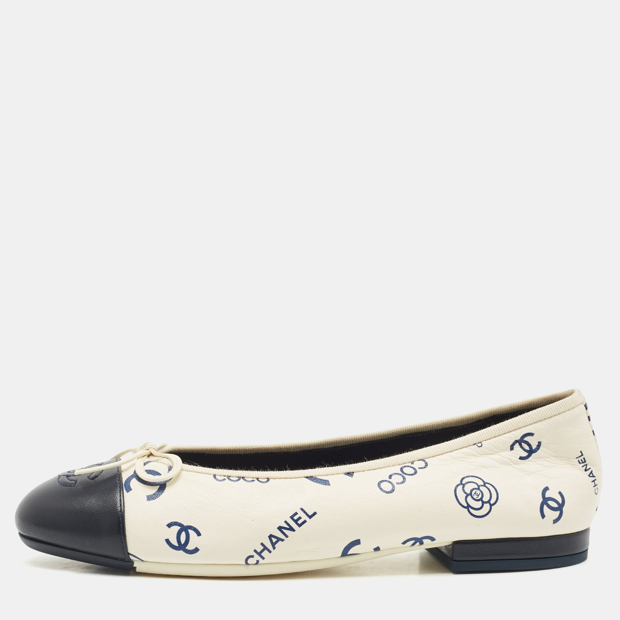 

Chanel White/Navy Blue Leather CC Cap Toe Ballet Flats Size