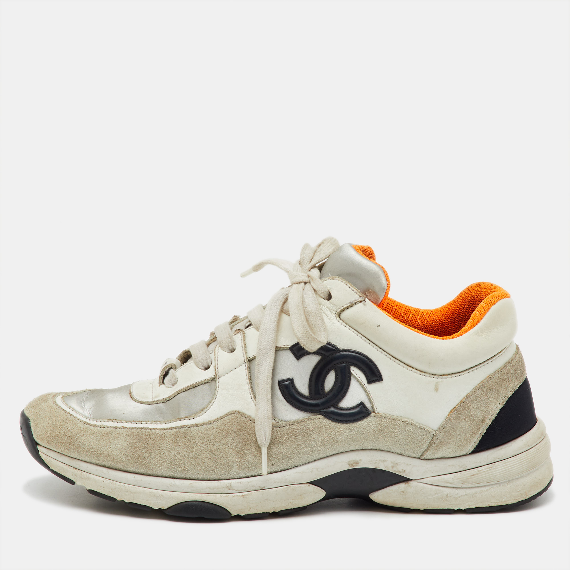 Pre-owned Chanel Grey/white Suede And Leather Cc Low Top Sneakers Size 38.5 In Gray