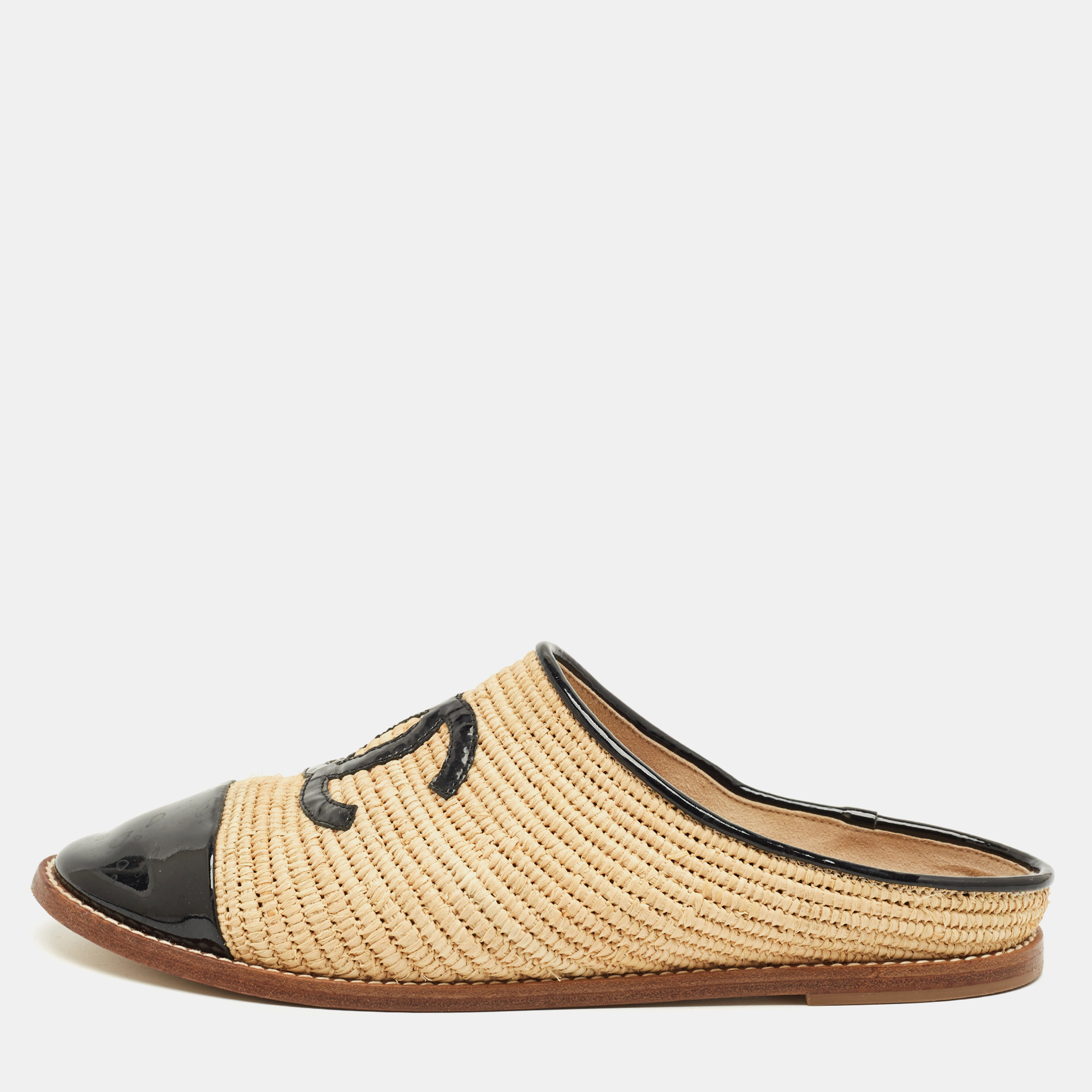 

Chanel Black/Beige Patent Leather and Raffia CC Mules Size