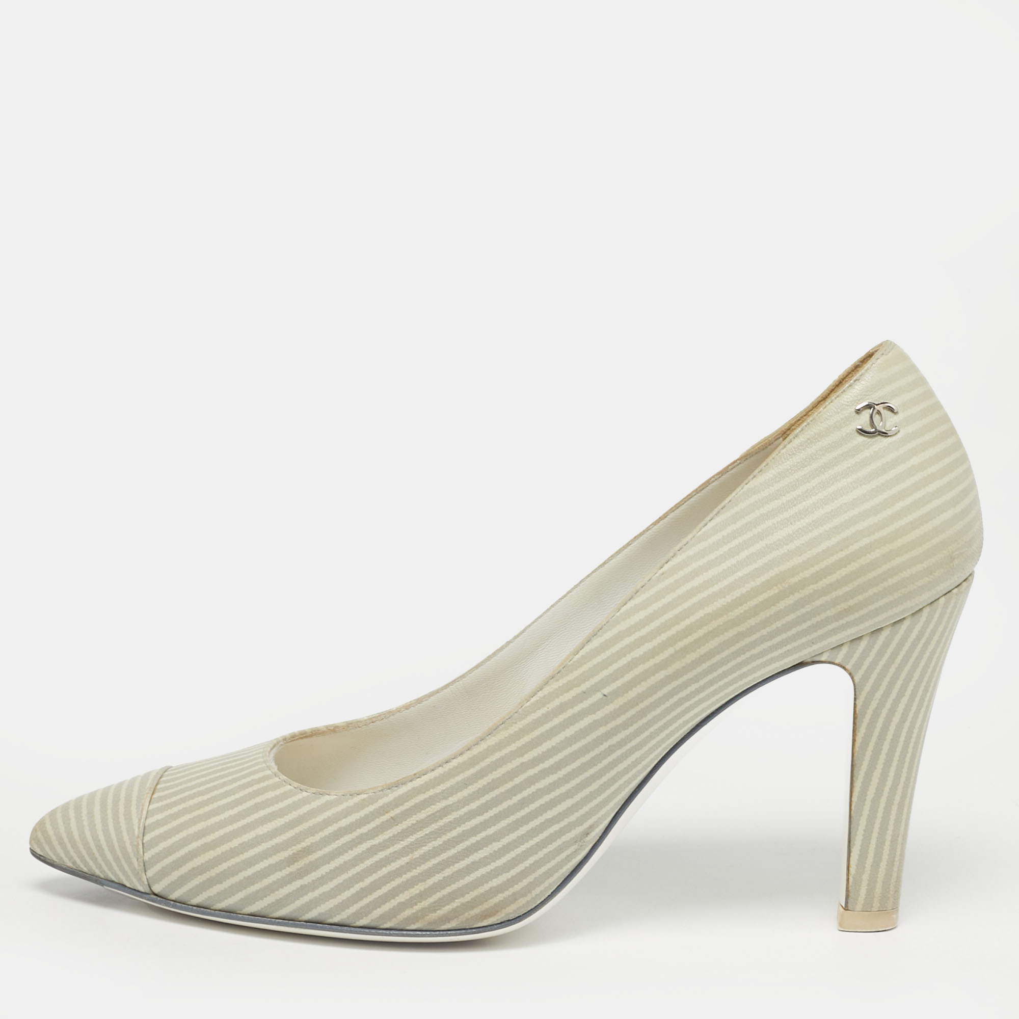 

Chanel Cream/White Leather CC Cap Toe Pumps Size