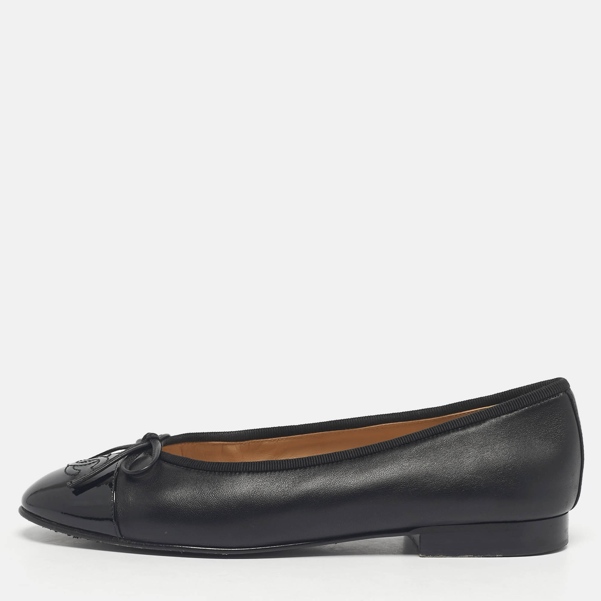 Pre-owned Chanel Black Leather Cc Cap Toe Ballet Flats Size 36