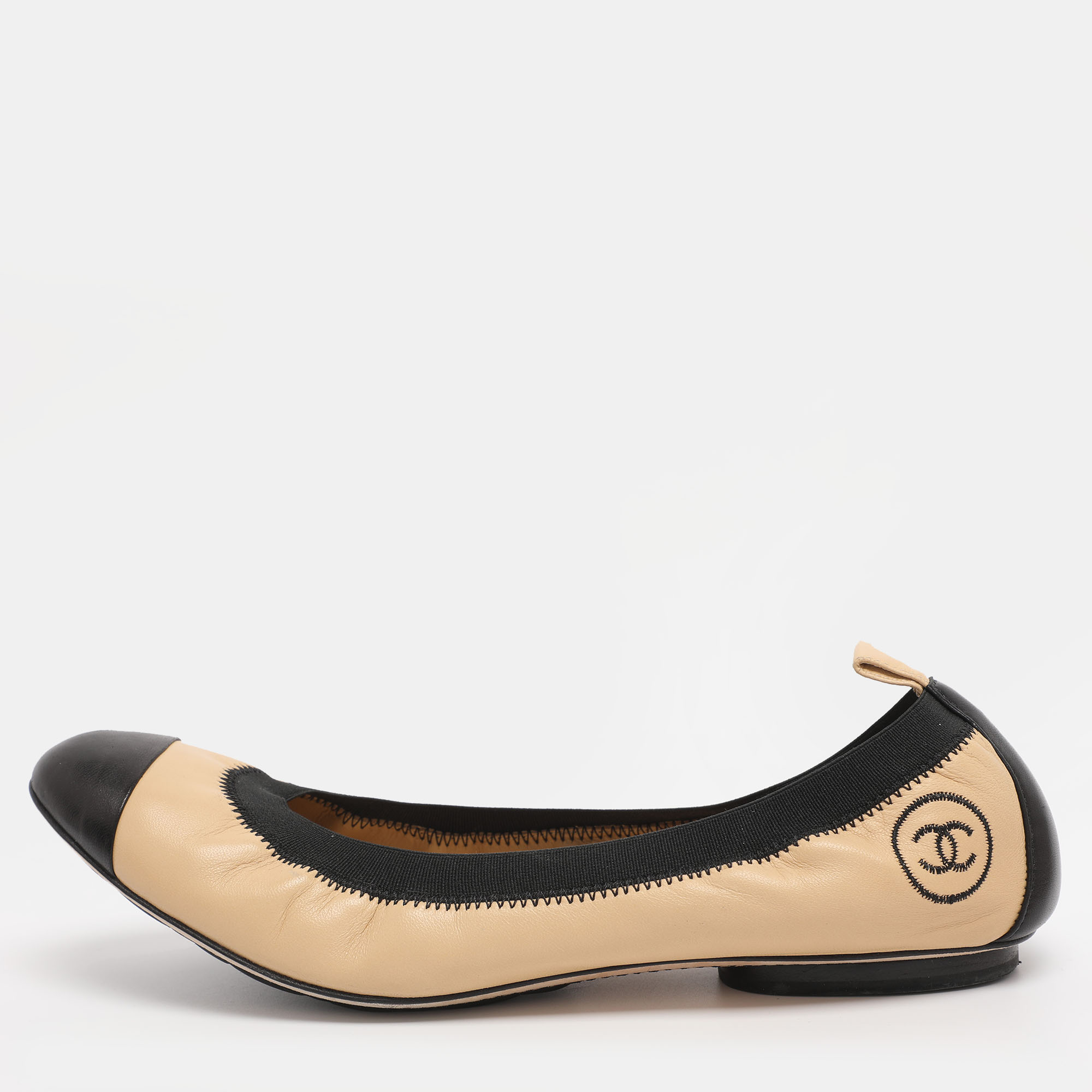 

Chanel Beige/Black Leather Scrunch Ballet Flats Size