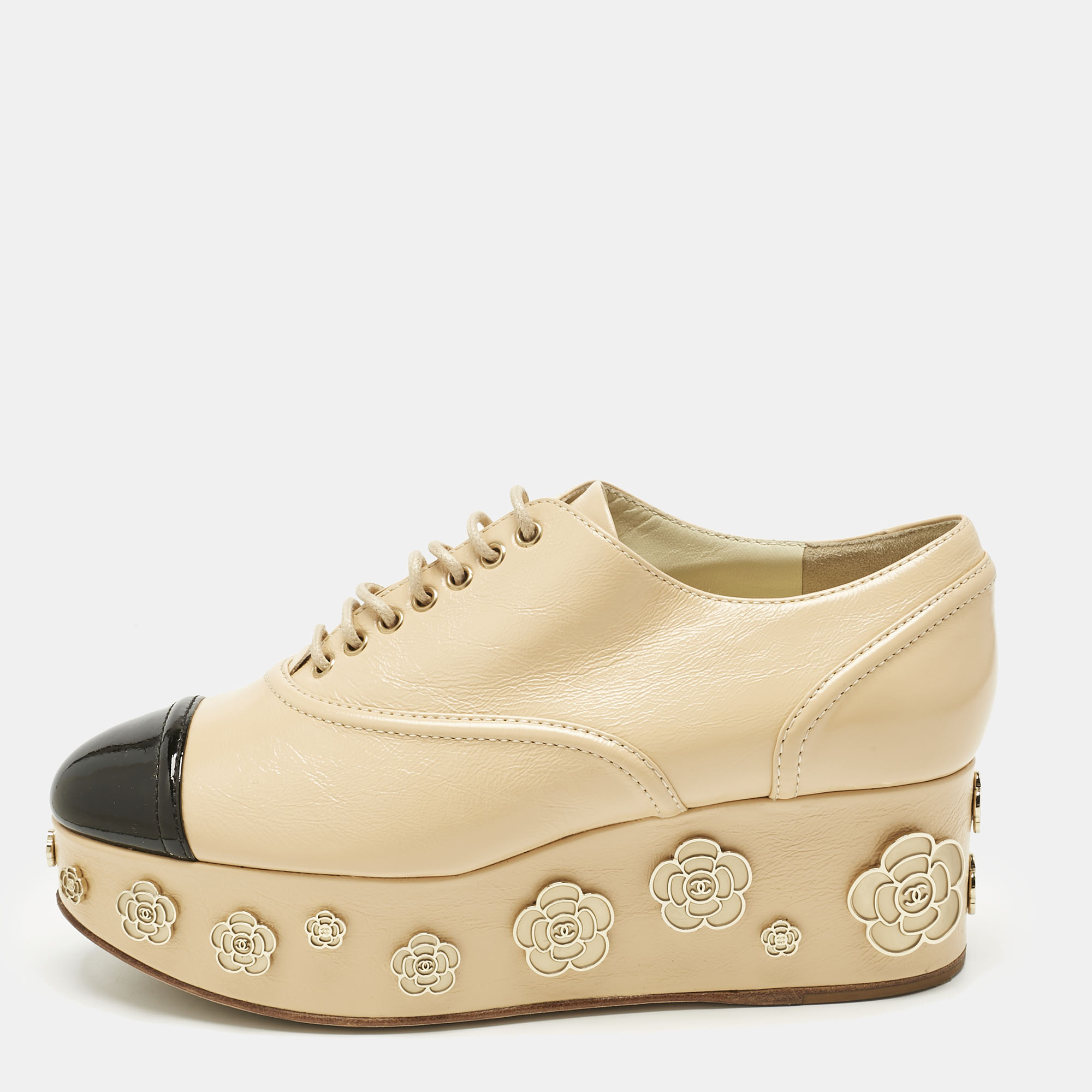 Pre-owned Chanel Beige/black Patent And Leather Camelia Lace Oxfords Size 37 In Sand