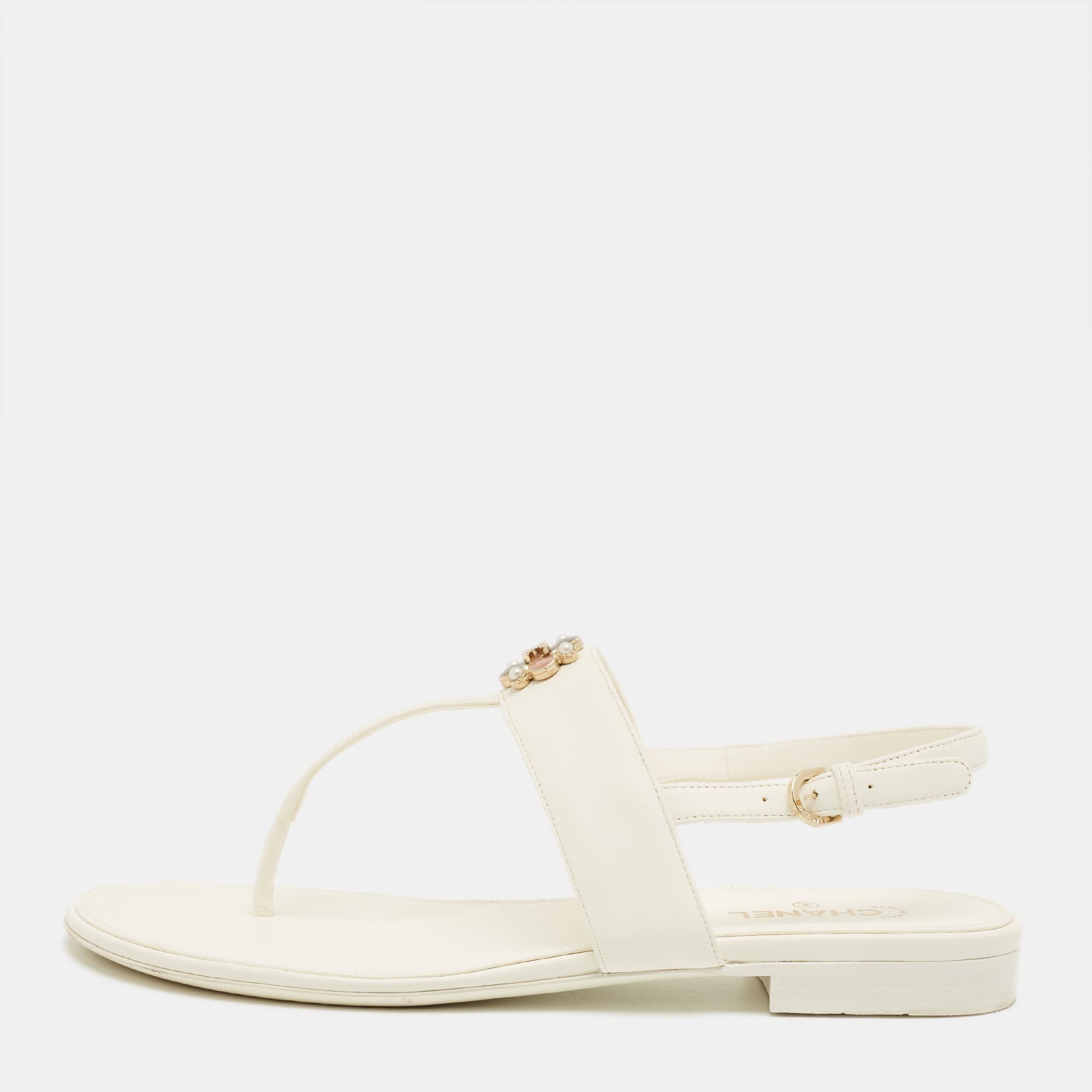 Pre-owned Chanel White Leather Cc Ankle Strap Flat Thong Sandals Size 38.5