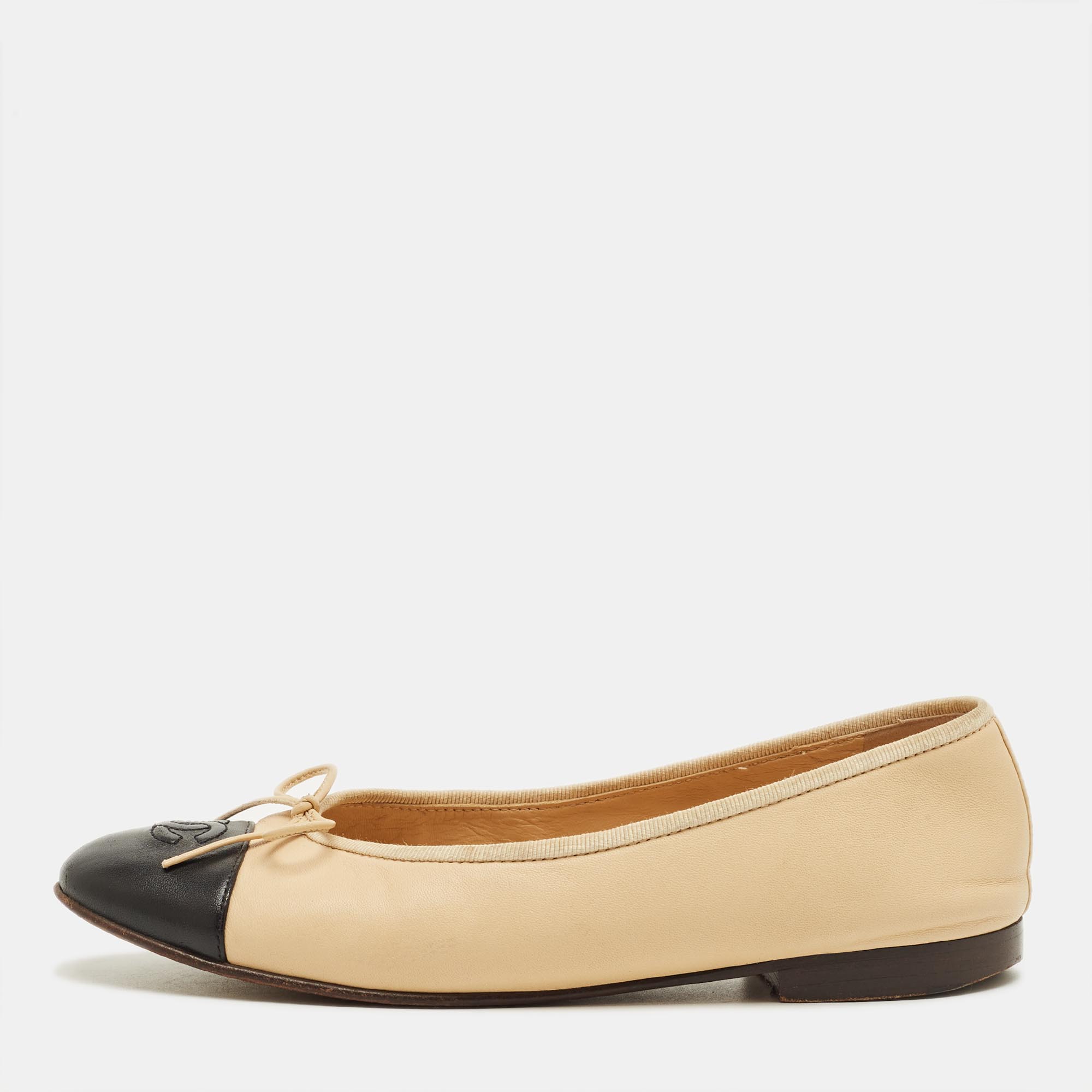 Pre-owned Chanel Beige/black Leather Cc Ballet Flats Size 38.5 In Sand