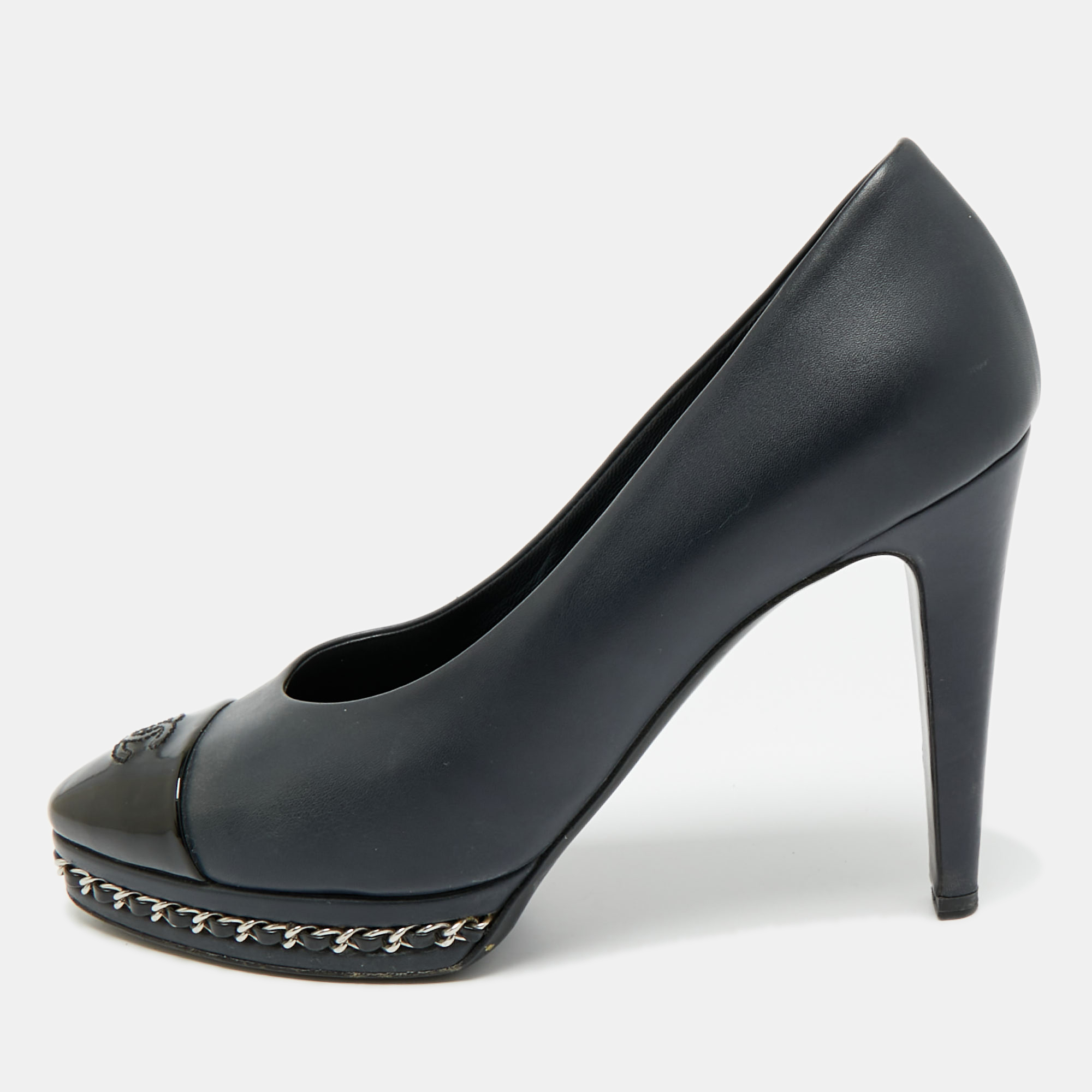 Pre-owned Chanel Two Tone Leather Cc Cap-toe Chain Detail Platform Pumps Size 38.5 In Blue