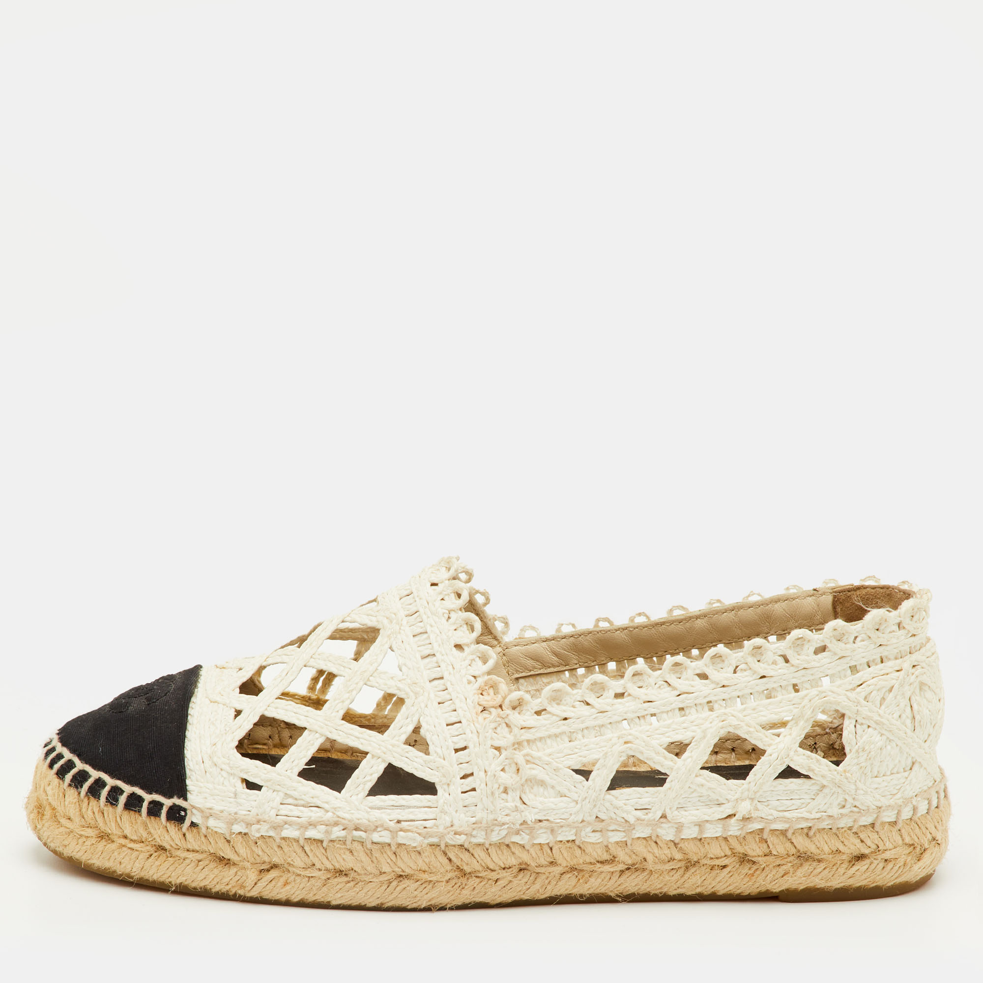 Pre-owned Chanel Cc Size 38 White/black Canvas And Straw Espadrille Flats
