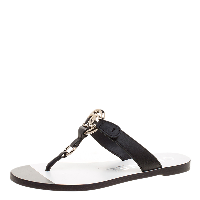 مملوكة مسبقًا صندل شانيل بإصبع فلات CC جلد أسود مقاس 36