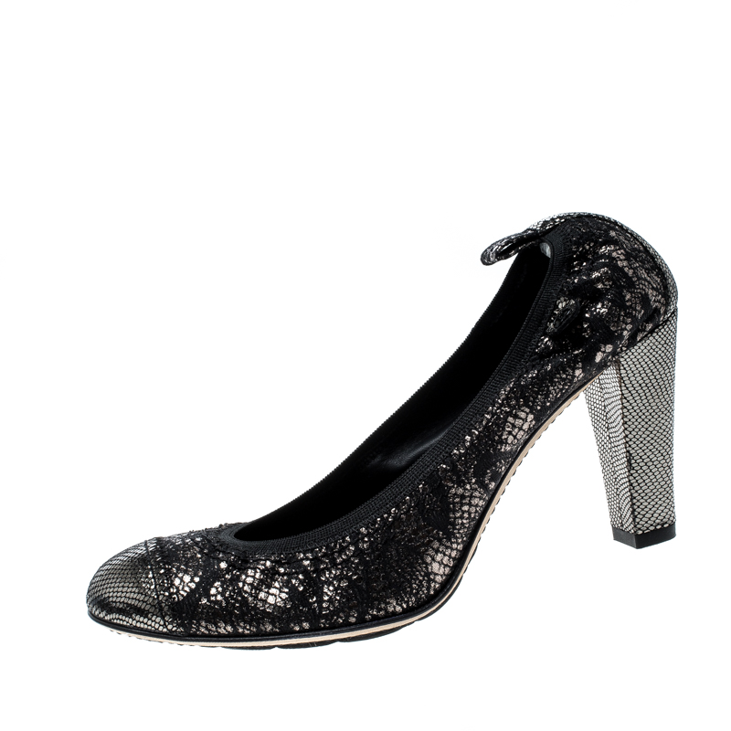Pre Owned Chanel Metallic Silver and Black Fabric Scrunch Pumps Size 36 