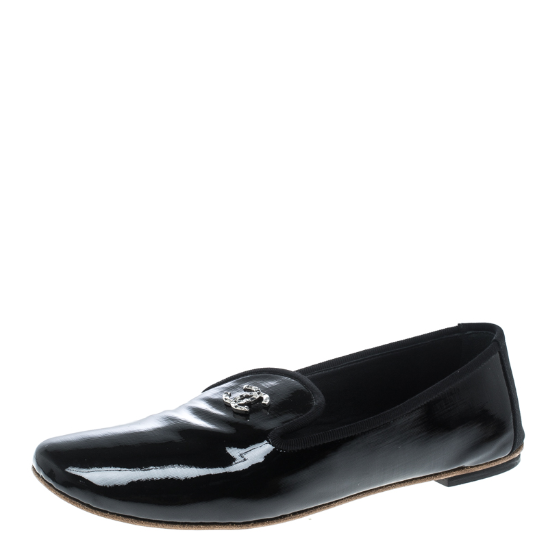 مملوكة مسبقًا حذاء سليبرز شانيل سموكينغ CC جلد لامع أسود مقاس 38