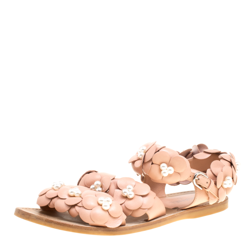 مملوكة مسبقًا صندل شانيل فلات لؤلؤ صناعي وزهرة كاميليا CC جلد بيج مقاس 39.5