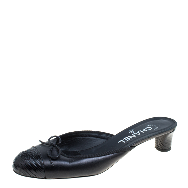 مملوكة مسبقًا Chanel Black Leather CC Cap Toe Slip On Mules Size 38.5