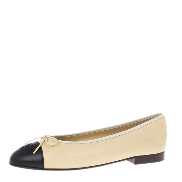 مملوكة مسبقًا Chanel Beige Leather CC Cap Toe Ballet Flats Size 40.5