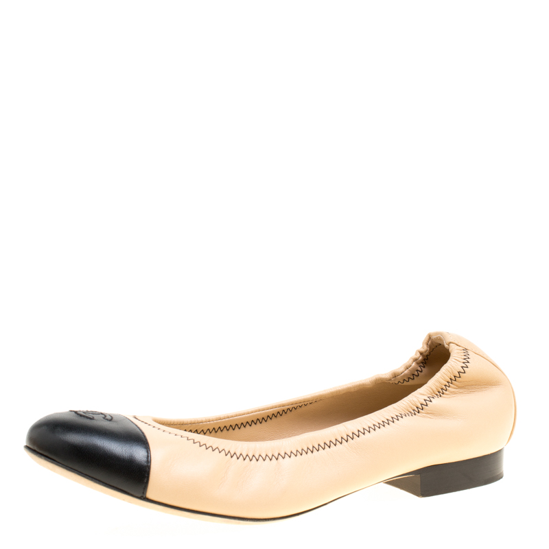 مملوكة مسبقًا Chanel Beige/Black Leather CC Cap Toe Scrunch Ballet Flats Size 37.5