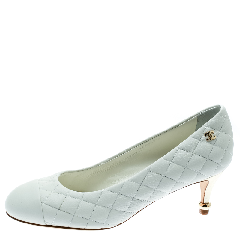 

Chanel White Quilted Leather Cap Toe CC Pumps Size