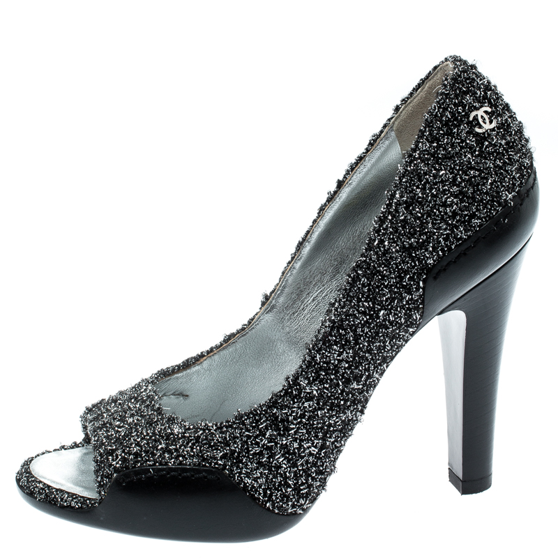 

Chanel Metallic Silver Textured Fabric And Black Leather CC Peep Toe Pumps Size