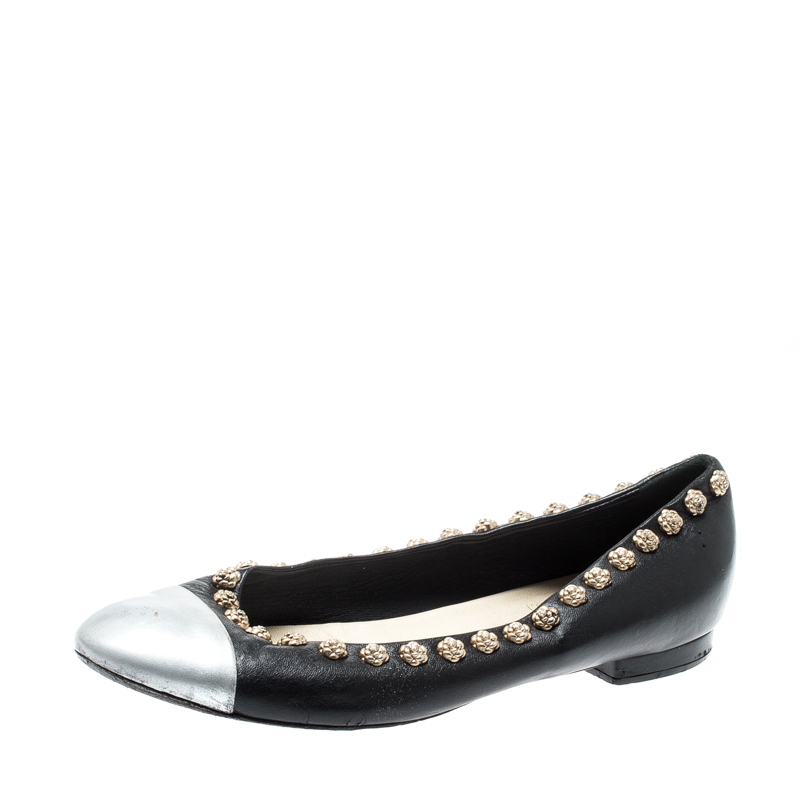 مملوكة مسبقًا حذاء فلات باليه شانيل مرصع كاميليا غطاء مقدمة فضي جلد أسود مقاس 39