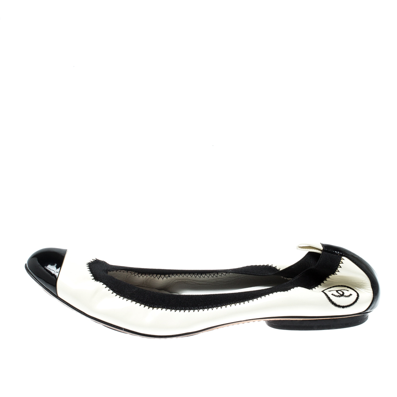 

Chanel Monochrome Patent Leather Scrunch CC Cap Toe Ballet Flats Size, White