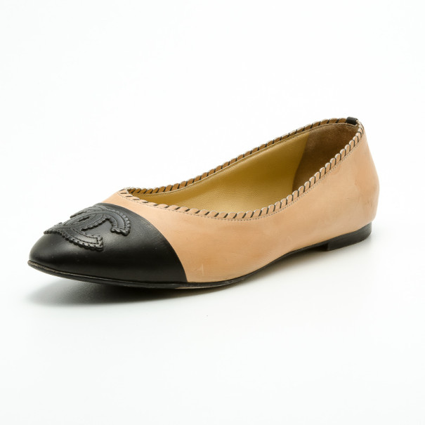 مملوكة مسبقًا Chanel Peach and Black Cap Toe CC Ballet Flats Size 40.5