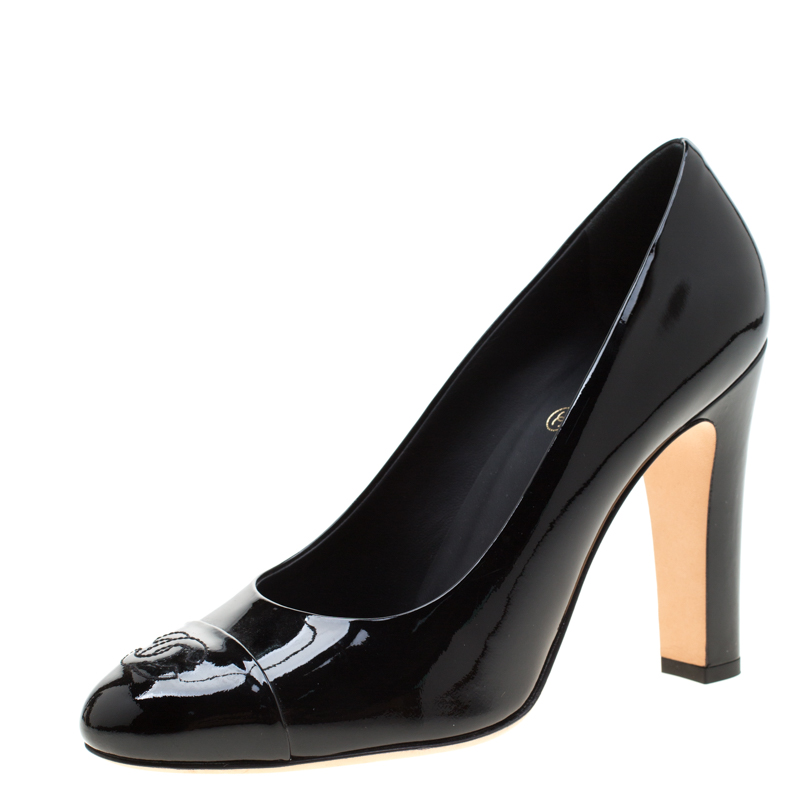 مملوكة مسبقًا حذاء كعب عالي شانيل جلد لامع مقدمة كب بشعار CC أسود مقاس 38